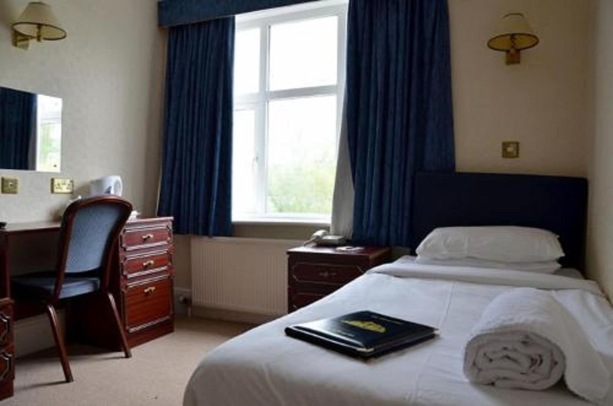 Uno Hotel Thames Maidenhead Bagian luar foto