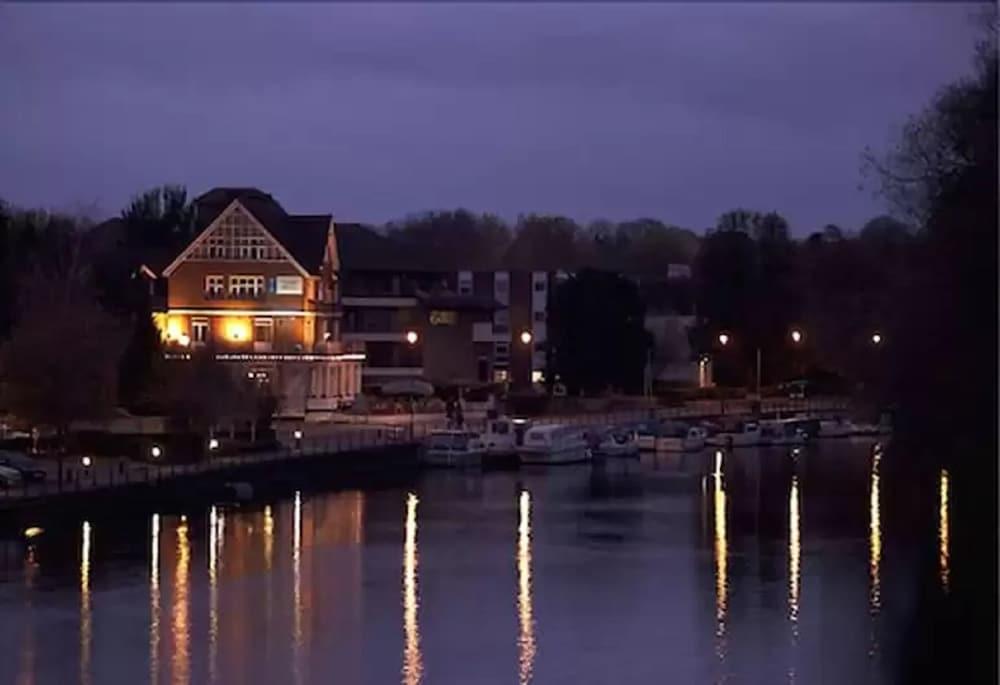 Uno Hotel Thames Maidenhead Bagian luar foto