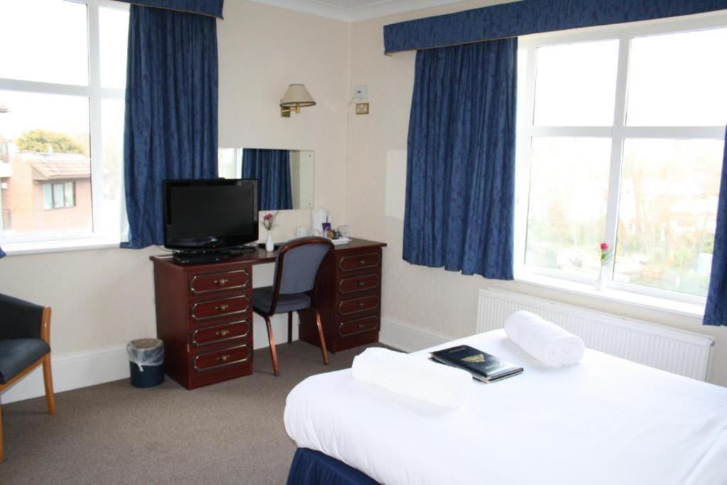 Uno Hotel Thames Maidenhead Bagian luar foto