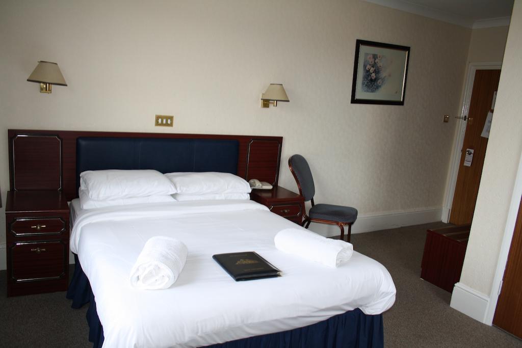 Uno Hotel Thames Maidenhead Bagian luar foto