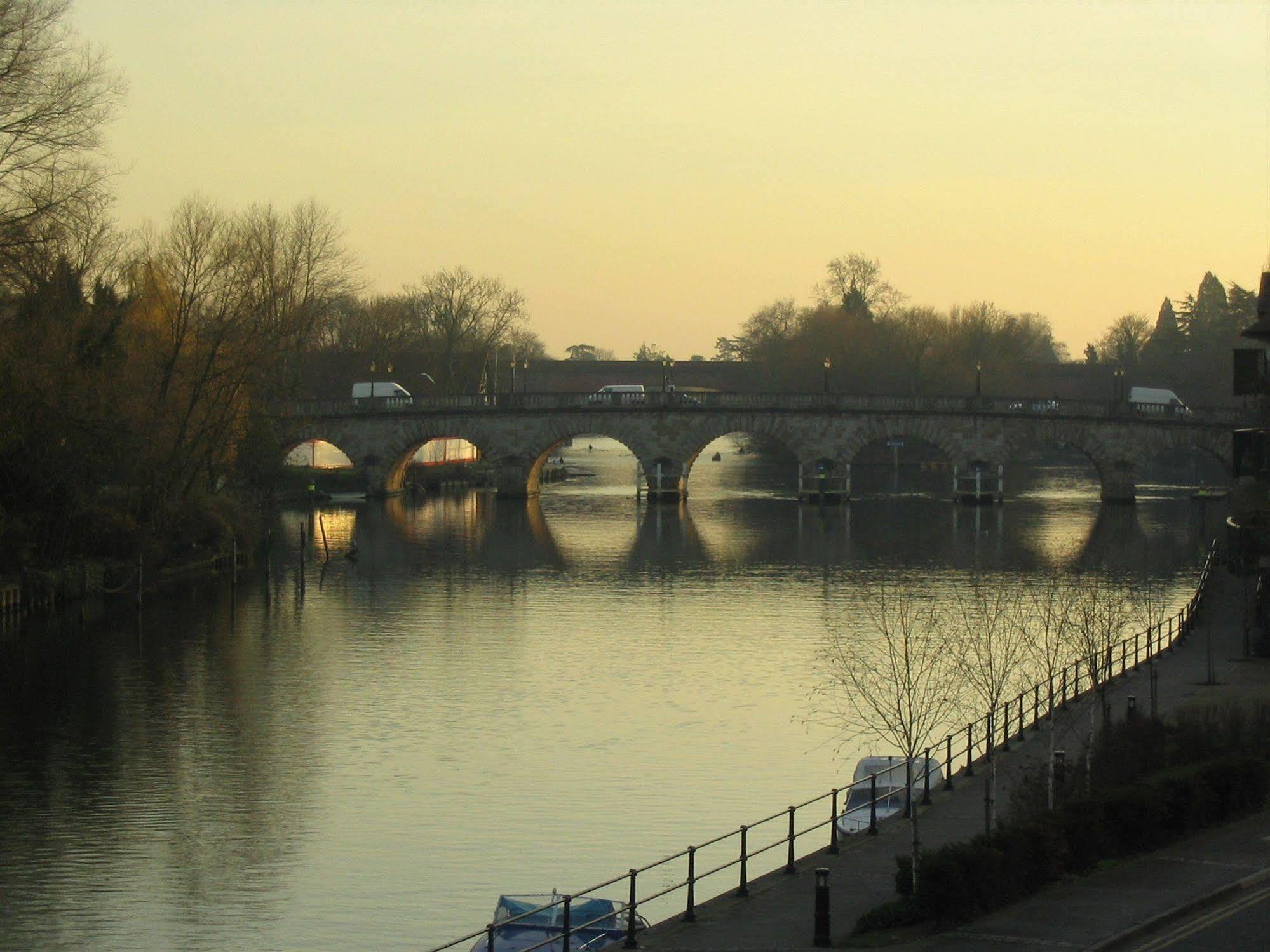 Uno Hotel Thames Maidenhead Bagian luar foto